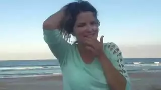 أول مرة شرج على الرمال مع مص قضيبين