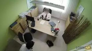 امرأة سمراء جميلة تبتلع سائل رجل التاكسي