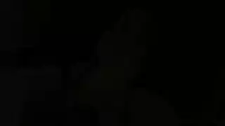 قضيب أسود كبير يمتد داخل فرس سمينة ومبللة