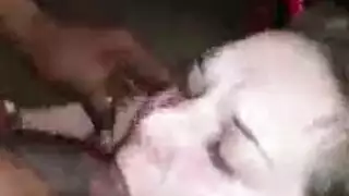 عنتيل الشارع يضربها بقوة وعمق