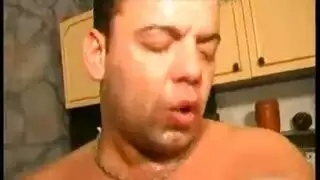 صبيان صغار يعطون مصة ثدي شغوفة