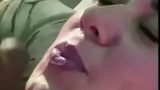 صاحب فتاة غبية بصاق
