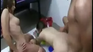 سكس عالمي مع نجمات الإباحية يمارسن الجنس بقوة