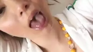 مص ساخن ودش ذهبي من سمراء يائسة