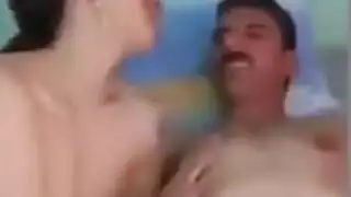امرأتان عاهرتان تستسلما لقضيب الرجل ولسانه في أدبارهما