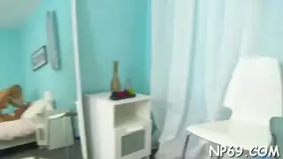 خيانة مثيرة: زوجة ساخنة تمتتع بالجنس في السرير