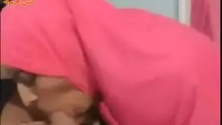 أخت صديقي بالحجاب تمص وتنك في الطيز