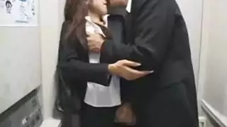 سيدة يابانية تأخذ قضيبًا قاسيًا مرة أخرى لمتعة شديدة