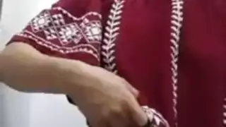 عارية ويائسة: تدخل أصابعها في فرجها المبلل في الحمام