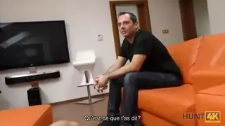 زوج يتفرج بينما زوجته تمارس الجنس مقابل المال