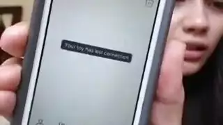 تفتح مهبلها الوردي في الدانتيل من أجل قذف داخلي