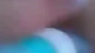 تأخذ قضيبًا مطاطيًا بعمق وتئن للمزيد