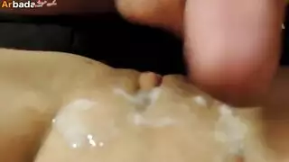 يدخل زبه بحنية في كسها الملبن