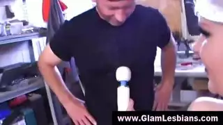 فتاتان أنيقتان تتشاركان قضيبًا اصطناعيًا سميكًا لمتعة مضاعفة