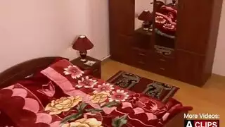 شريط جنسي لمراهقين: فرك مهبلين رطبين معًا في السرير