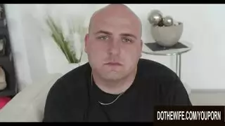 الزوج يصور زوجته تمارس الجنس مع رجل آخر