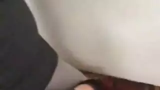 كوجر تعاني من ضيق مالي تأخذ قضيبًا من صديق ابنها