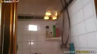 العاهرة الشقراء تُحشى بواسطة فحول داكنين مسيطرين