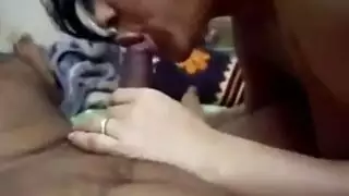 بنت 18 سنة مع جوز امها على السرير مورم كسها نياكة
