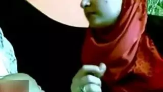 دمية محجبة تخدم قضيبًا نابضًا