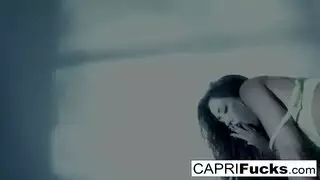 ربة منزل مثارة تطلب الجنس الشرجي من عمال التوصيل