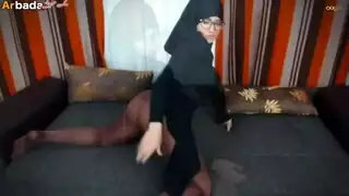 حركة منفردة لمحجبة: إصبع وتأوه