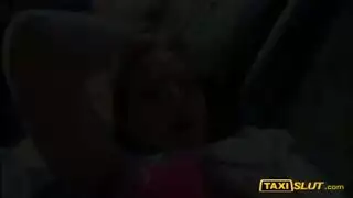 غريب هاوي يمزق بدلتها الضيقة ويلحس ساقيها المفتوحتين