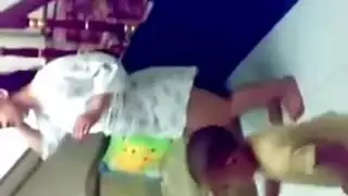 ربة منزل مثيرة تستمتع وترقص