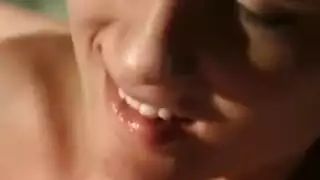 هذه العاهات تحب التباهي بثونغها في الحمام