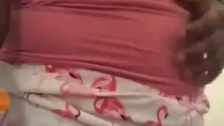 الفتاة السمراء الشابة العاهرة تأخذ قضيبًا أبيض ضخمًا