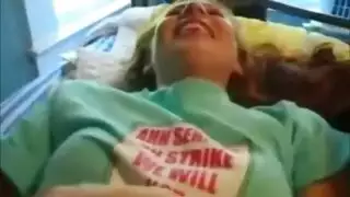 حركة جنسية مزدوجة عنيفة: شابان يدمران فتحات العاهرة