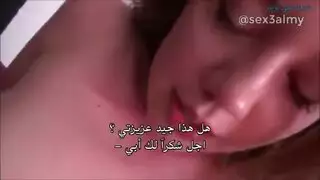 قضيب الرجل الكبير الصلب يمدد فرج الفتاة الصغيرة