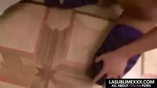 سن المراهقة لديها ثقب ضيق جدا