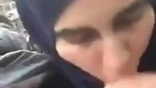 فتاة ريفية تتعمق في مص قضيب حبيبها في حقل الذرة