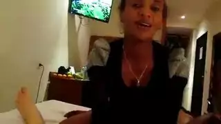 سكس سحاقي صريح: ألسنة عميقة في فتحات مبللة