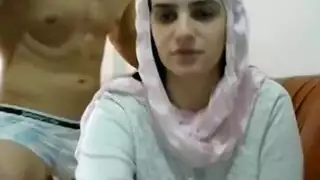 زوجان عربيان مثاران يجسدان أفلام إباحية قاسية: أثداء كبيرة وجنس عميق