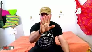 العاهرة سابرينا مدمنة على القضيب العملاق في حلقها