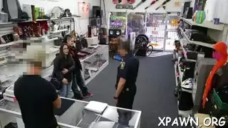 هنناك تتوق إلى ذلك القضيب اليومي العميق من رجلها الأول