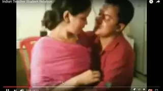 طالب هندي ينزل للأسفل لجلسة لعق عميقة للكس