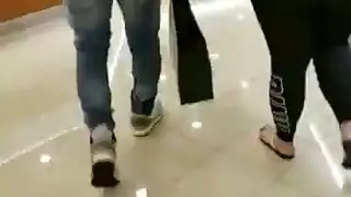 شقراء ناضجة تلمس فرجها المبلل في لعبة عذرية مثيرة