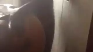 مداعبة الام لابنتها