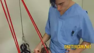 الاستحمام يتحول إلى إباحية لهذا الرجل النحيف