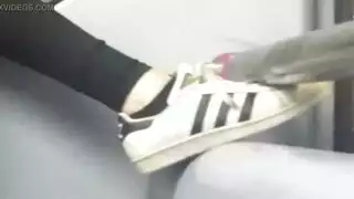 جميلة طويلة الأرجل تُضرب بمقعد السيارة الخلفي في طريقها إلى المنزل