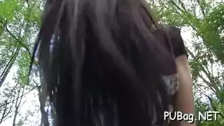 تنحني لإثارة مهبلها المبلول وشرجها الضيق
