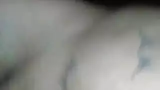 ربة المنزل الخائنة تُدَق من الخلف في جلسة نيك سرية