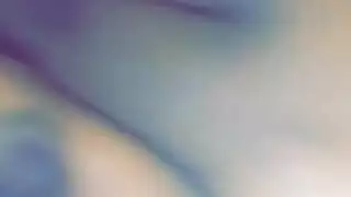 امرأة فاتنة تركب قضيبًا ملفوفًا باللحم بقسوة
