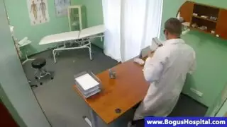 طبيب مثار يعطي فرجي الضيق فحصًا كاملاً