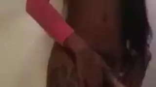 شيميل أسمر ذو ثديين كبيرين يتم تناوله في الوجه