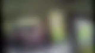 سائق التاكسي يضاجع الزوجة الشبقية بينما الزوج يشاهد