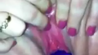 امرأه ناضجه تنزل لبنها باصبعها